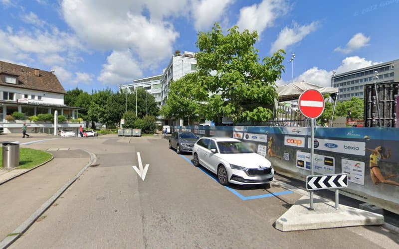 Dr. med. dent. Petra Hutter, DENTIS PRAXIS - Zahnarzt — Zahnarzt in Kloten