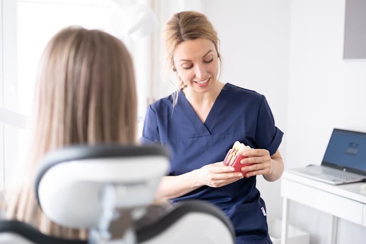 dentique. Zahnarztpraxis Dr. Bokor — Zahnarzt in Zürich