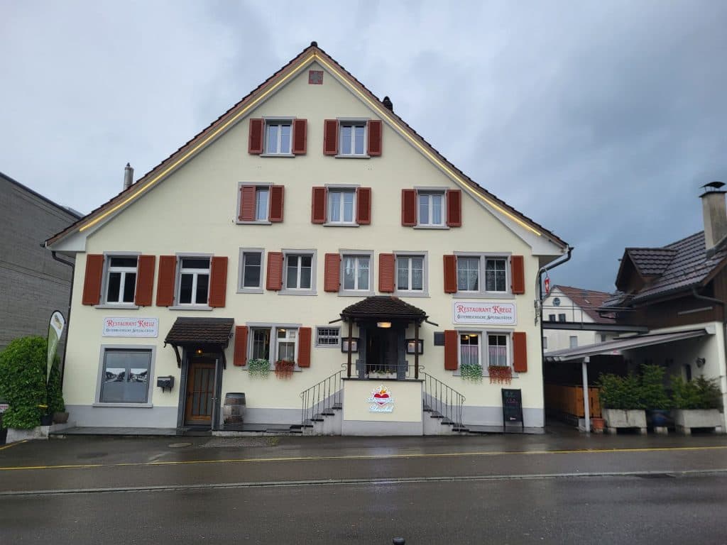 BurnHeart's Schmankerl Dorfbeiz Kreuz — Restaurant in Fällanden (Bild 3)