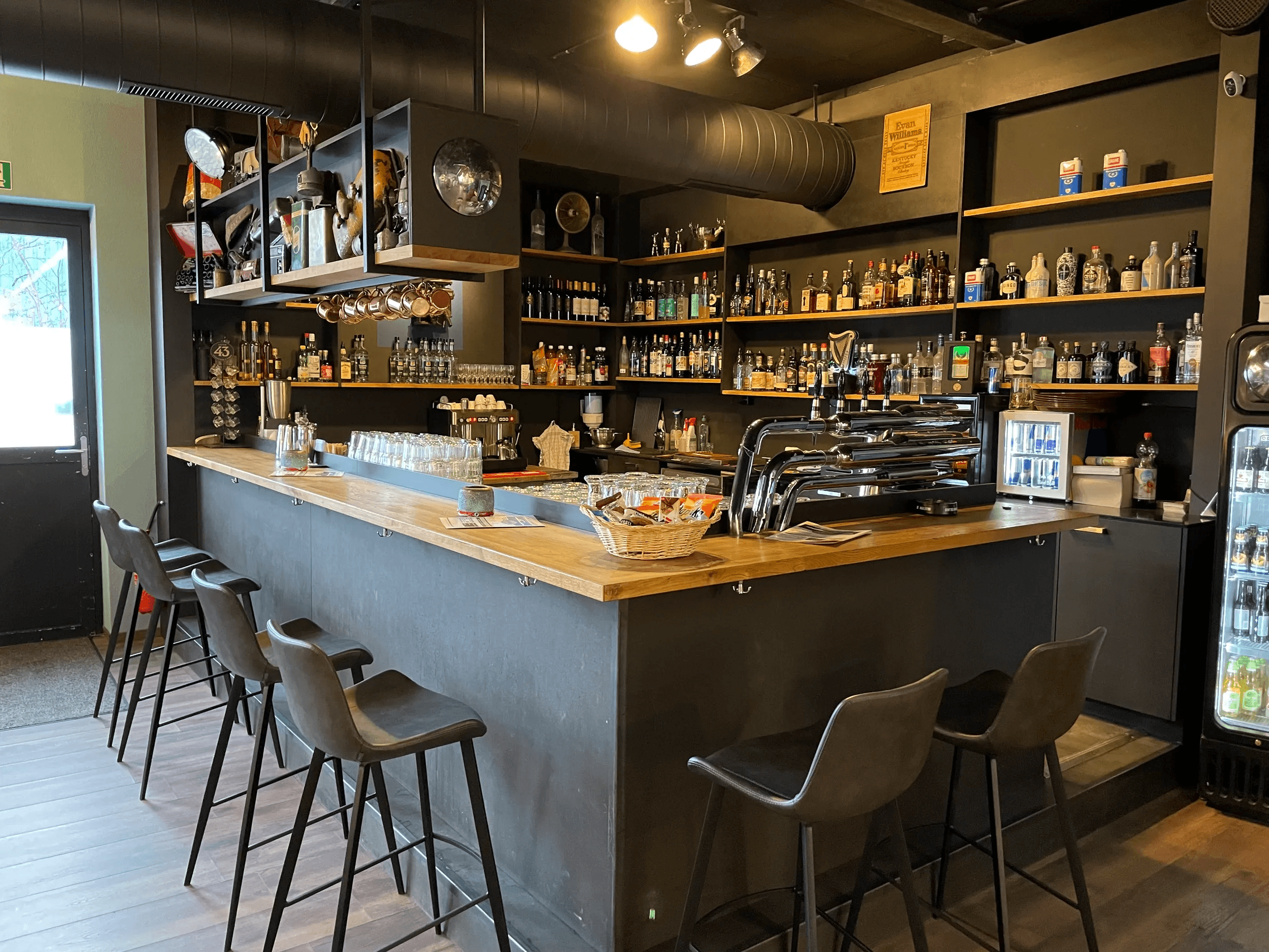 d`GARAGE — Bar in Hinwil (Bild 2)