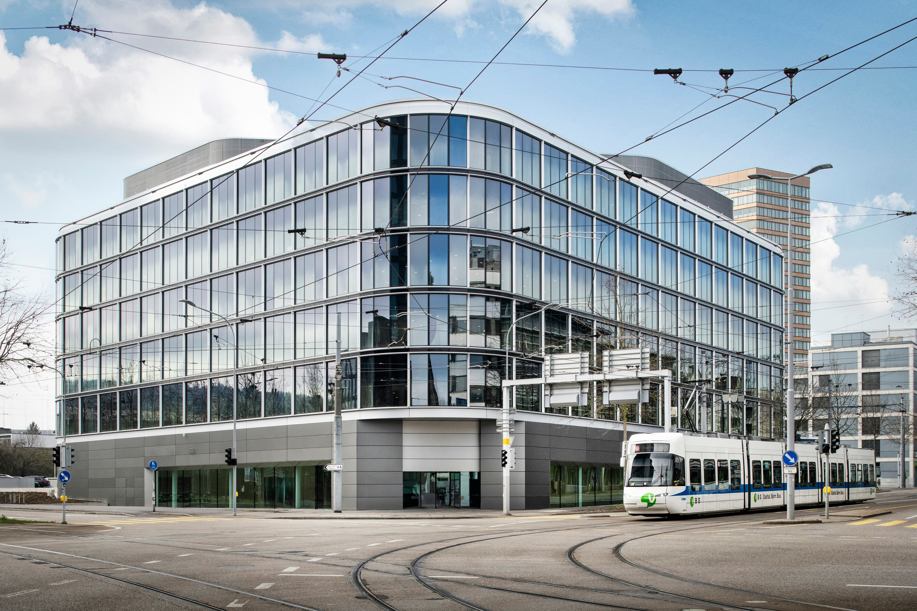 Autocity Emil Frey Zürich Nord — Garage in Zürich (Bild 2)