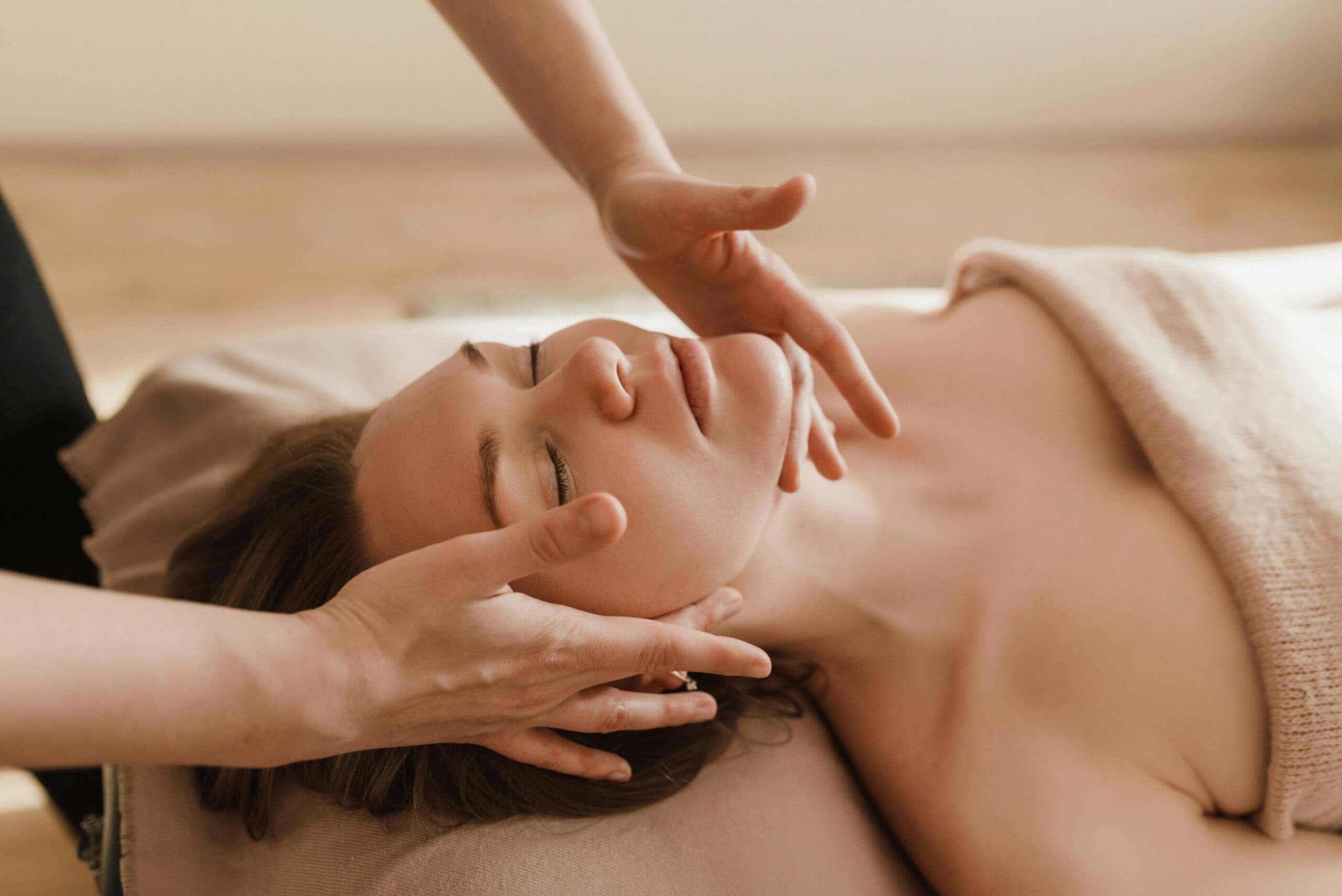 cosmetIQ Beauty Massage Frauenkreis — Kosmetikstudio in Oetwil am See (Bild 2)