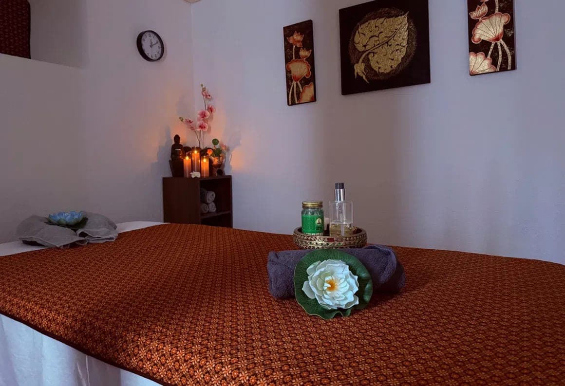 Behandlungsraum bei Kerzenlicht — Darin Thai Massage, St. Gallen