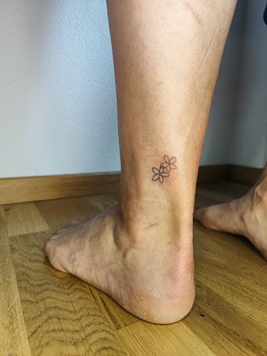 LINE ART TATTOO - handpoked tattoos