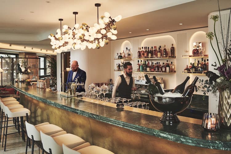 Silk - Restaurant & Bar — Bar in Zürich