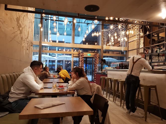 Leon's Loft - Coffee, Bar & Grill — Bar in Kloten