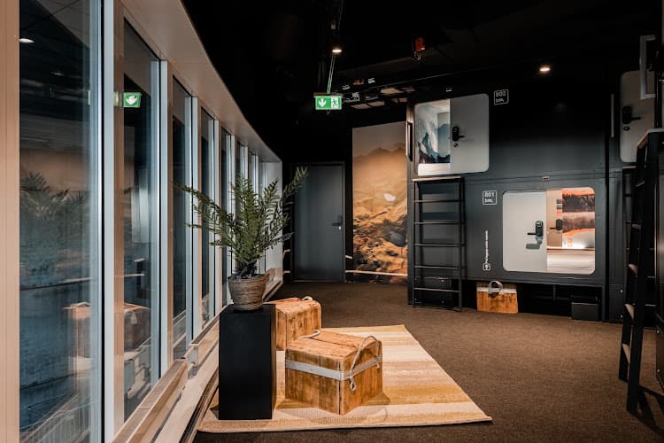 Capsule Hotel - Alpine Garden Zurich Airport — Hotel in Kloten