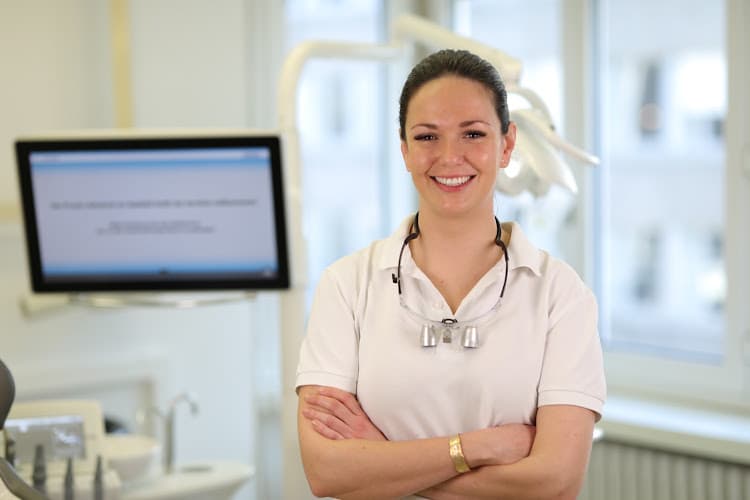 Zahnarzt Zürich HB | Dr. med. dent. Christina Rattinger AG — Zahnarzt in Zürich