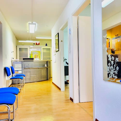 Triemli Dental Al Titi & Zahnarztpraxis in der Ey — Zahnarzt in Zürich