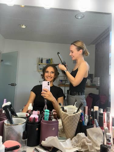 Hair & Make Up Artist — Kosmetikstudio in Zürich