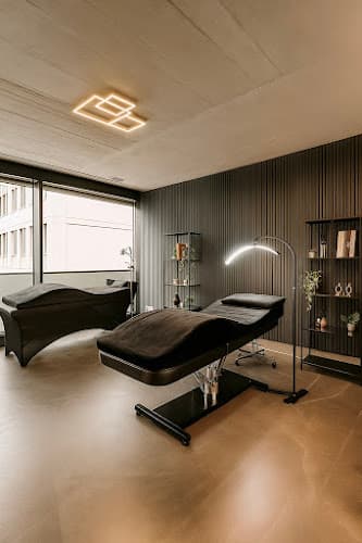ZH Beauty Studio – Wimpernverlängerung & Nagelmodellage Zürich — Kosmetikstudio in Wallisellen
